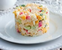 Салат с крабовыми палочками и кукурузой классический