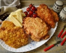 Куриный шницель в панировке на сковороде